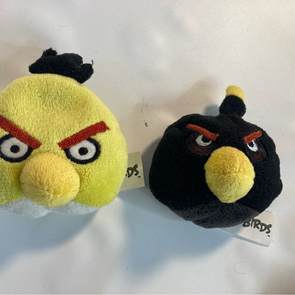 Angry Birds 3" Mini Plush Bean Bag Black Bomb Bird, Yellow Chuck 2011 - Picture 1 of 3